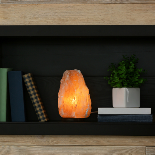 LÁMPARA DE SAL DE HIMALAYA ARTESANA NATURAL CON BASE DE MADERA DE APOYODE 1,5 A 2 KG APROXIMADAMENTE