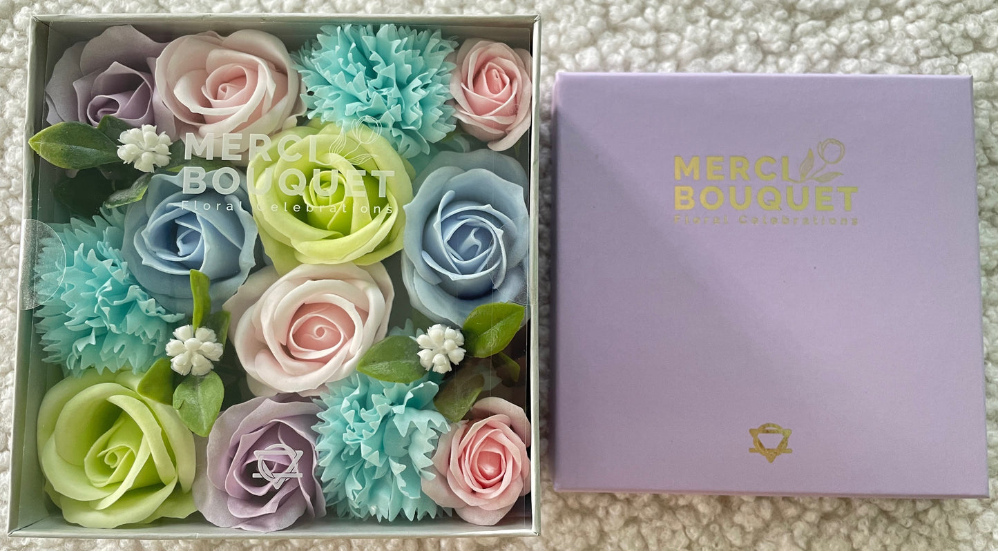 FLORES DE JABÓN - CAJA CUADRADA BENDICIONES DE BEBÉ AZUL