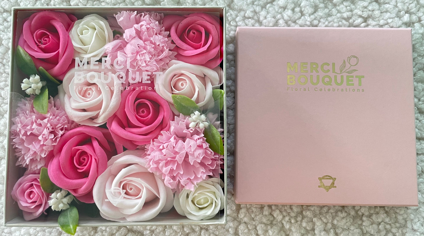 FLORES DE JABÓN - CAJA CUADRADA BENDICIONES DE BEBÉ ROSA