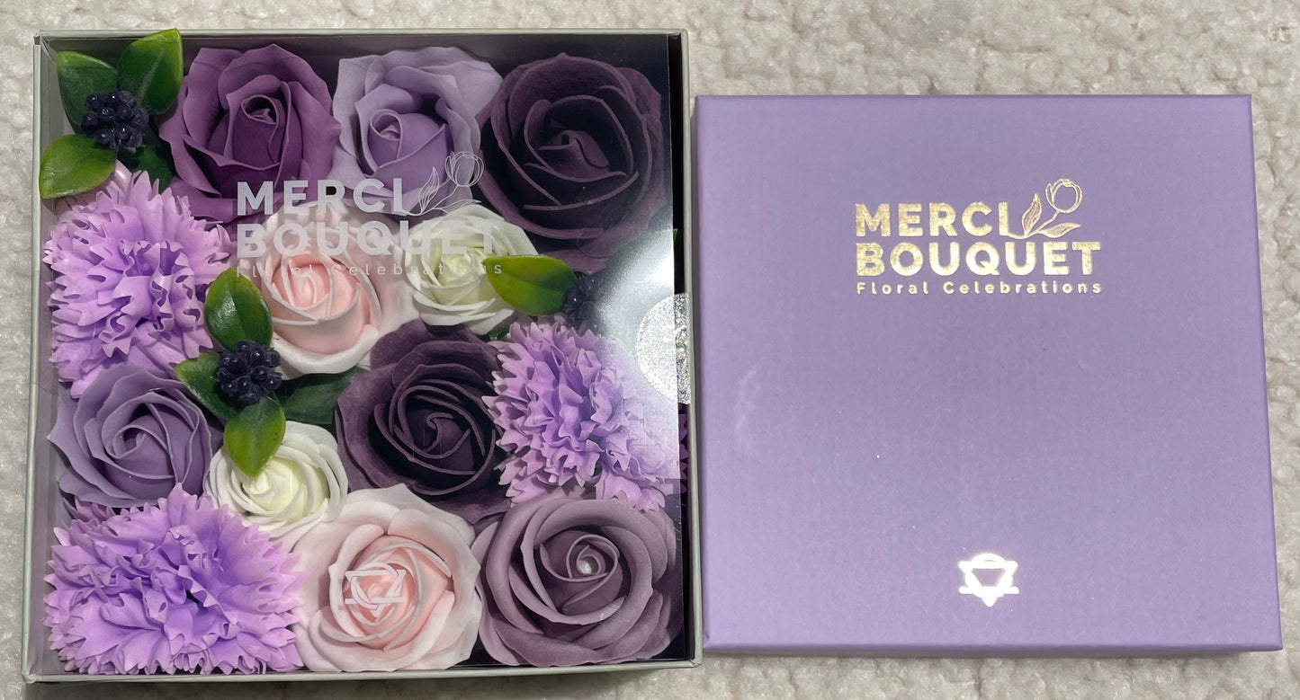 FLORES DE JABÓN - CAJA CUADRADA ROSAS LAVANDA Y CLAVEL