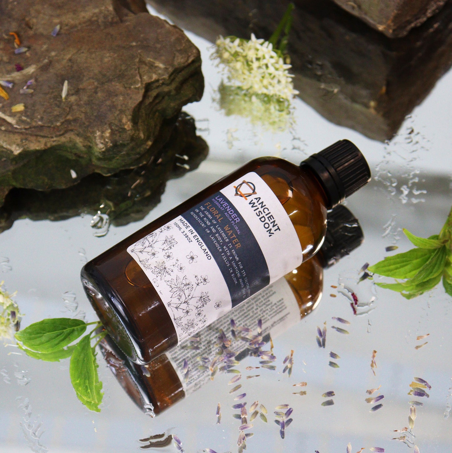 Agua floral lavanda que provienen de flores de primera calidad y han sido fabricadas por nuestro equipo en Inglaterra. Generalmente el uso de las aguas florales son para uso facial para refrescar o tonificar la piel.