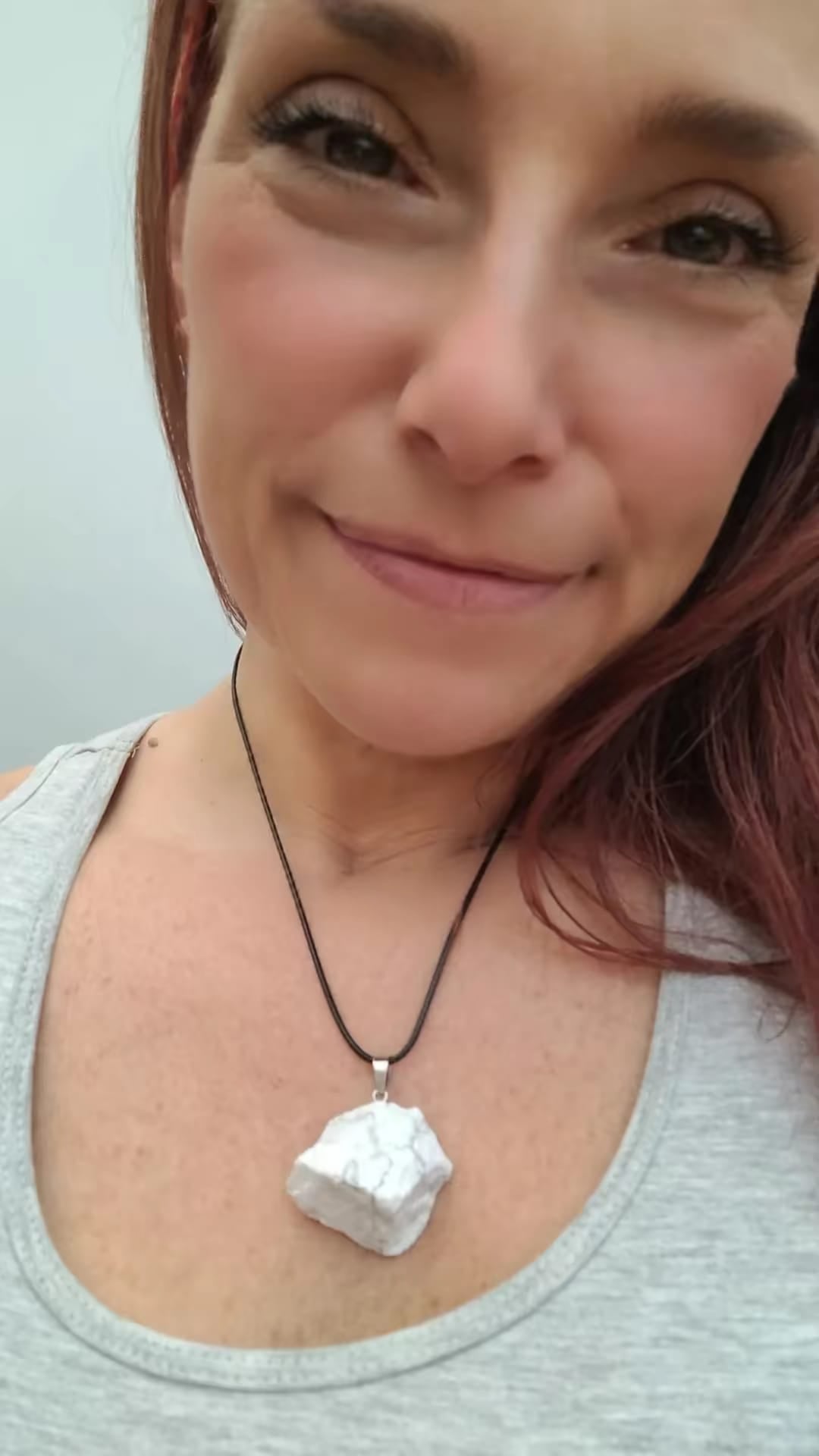 COLLAR DE PIEDRA NATURAL HOWLITA