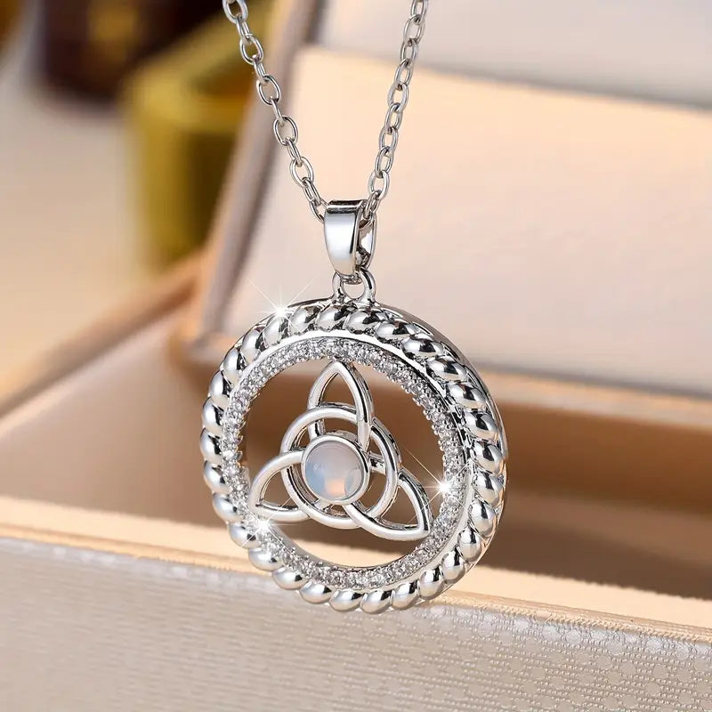 COLLAR CON DIJE DE NUDO DE BRUJA EN PLATA Y PIEDRA LUNA