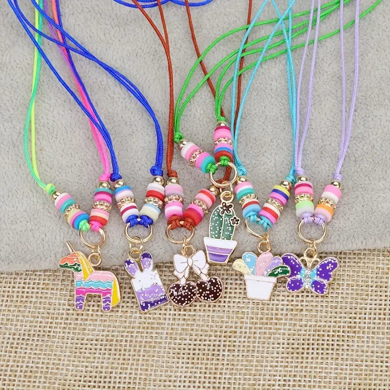 COLGANTES DE HILO AJUSTABLE CON DIJES BRILLOS Y COLOR