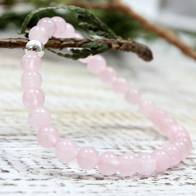 pulsera de cuarzo rosa de 6mm rodeada de una perla de plata