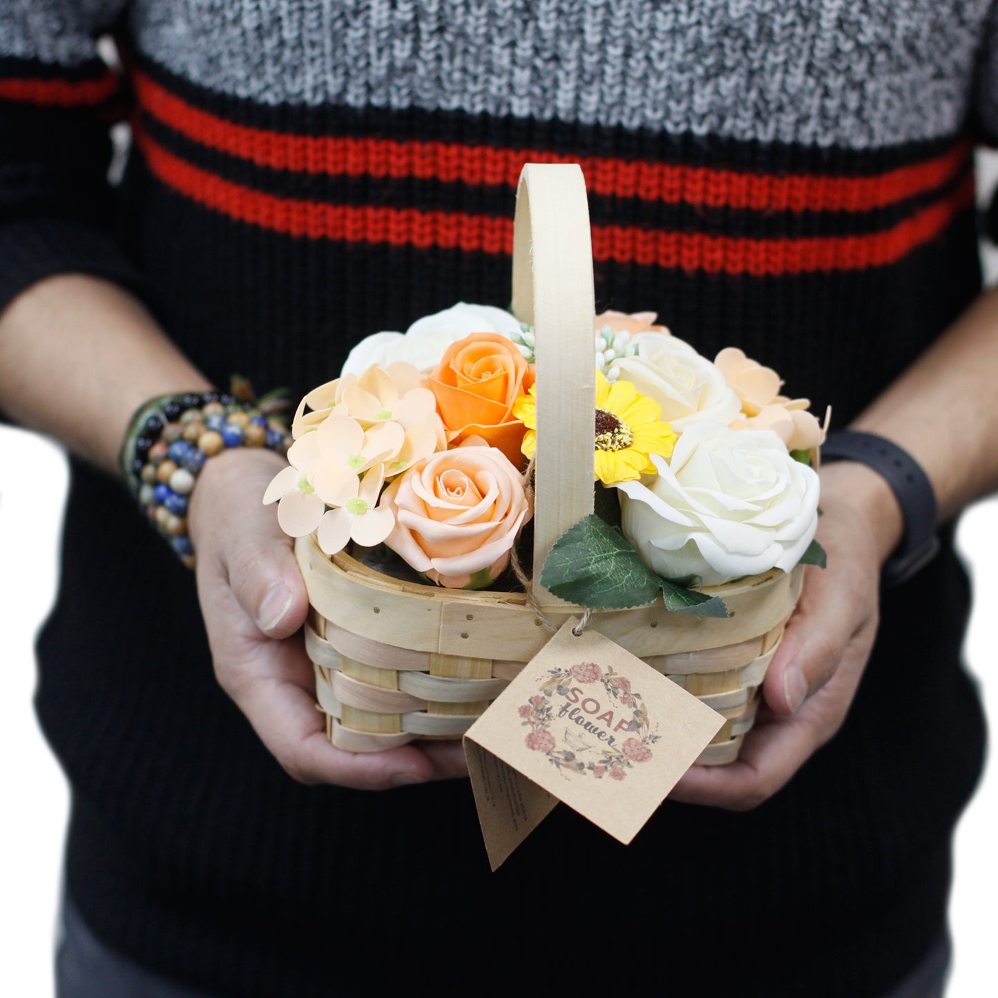BOUQUET DE ROSAS EN CANASTA DE MIMBRE MEDIANA
