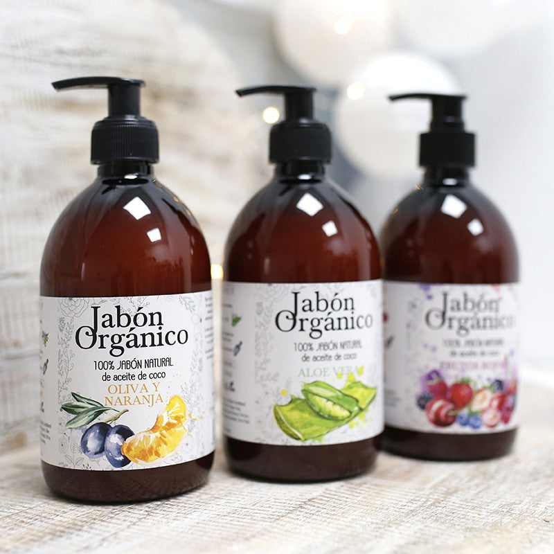 Jabón líquido orgánico de limpieza profunda que ofrece una experiencia única para el lavado de manos en un bonito dispensador de 500 ml. Viene presentado en botella dosificadora color ámbar, biodegradable y bomba en color negro. Con solo una presión y frotar un poco con la piel, genera una gran cantidad de espuma, muy aromática y agradable