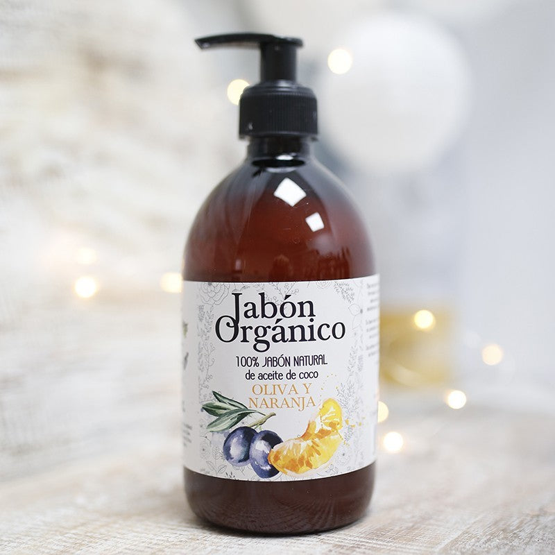 Jabón líquido orgánico de limpieza profunda que ofrece una experiencia única para el lavado de manos en un bonito dispensador de 500 ml. Viene presentado en botella dosificadora color ámbar, biodegradable y bomba en color negro. Con solo una presión y frotar un poco con la piel, genera una gran cantidad de espuma, muy aromática y agradable