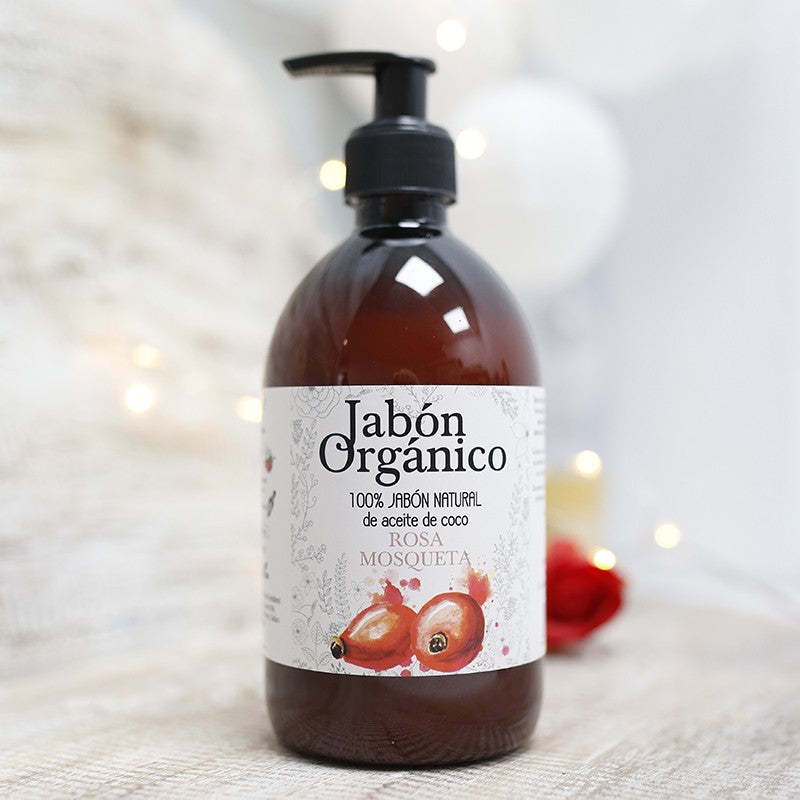 Jabón líquido orgánico de limpieza profunda que ofrece una experiencia única para el lavado de manos en un bonito dispensador de 500 ml. Viene presentado en botella dosificadora color ámbar, biodegradable y bomba en color negro. Con solo una presión y frotar un poco con la piel, genera una gran cantidad de espuma, muy aromática y agradable