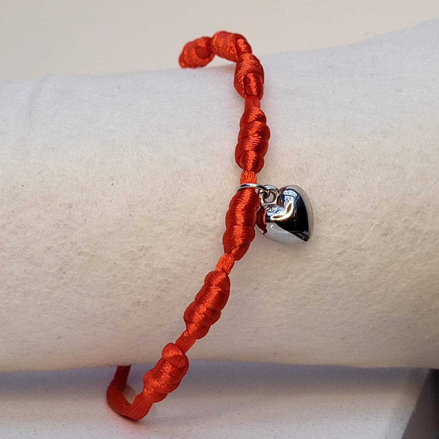 PULSERA ROJA 7 NUDOS CON DIJE CORAZÓN