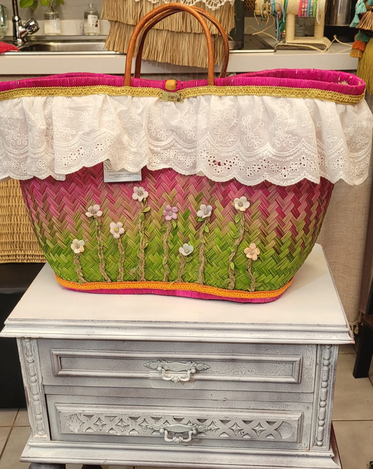 CESTA DE MADAGASCAR FLORES Y VOLADOS