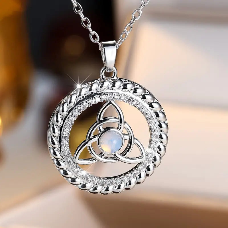 COLLAR CON DIJE DE NUDO DE BRUJA EN PLATA Y PIEDRA LUNA